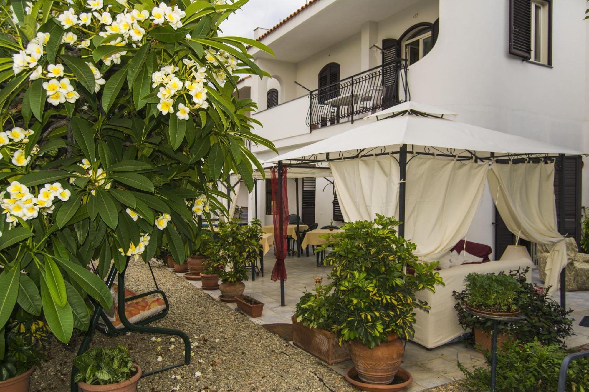Villa Ortensia Ачи Костелло Экстерьер фото